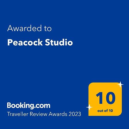 Peacock Studio Navodari Luaran gambar