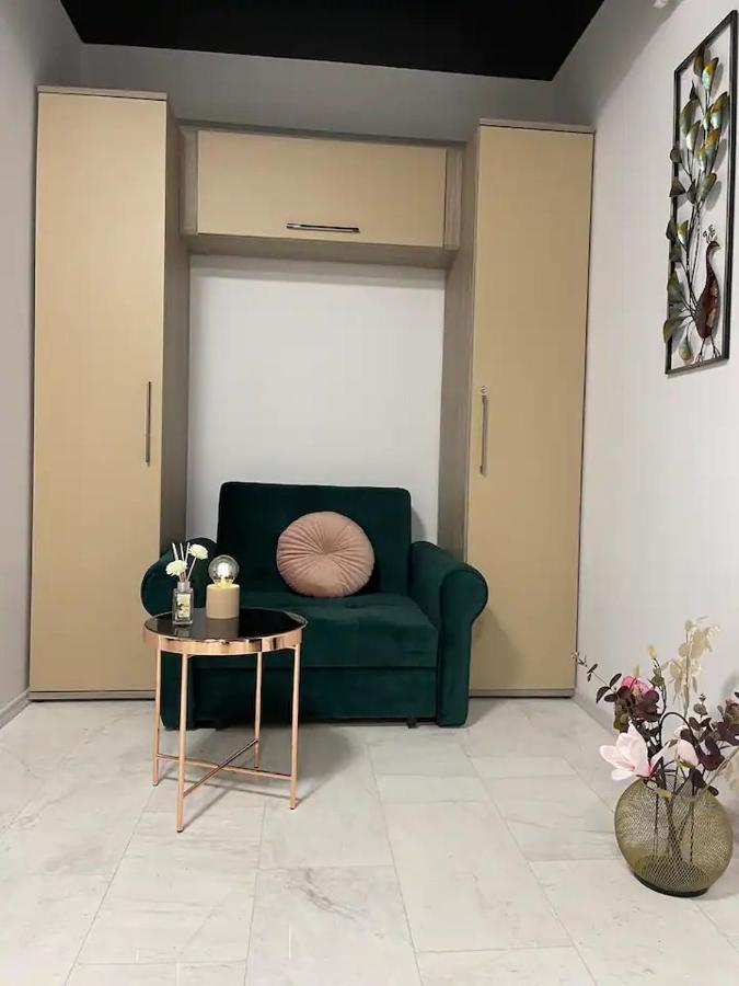 Peacock Studio Navodari Luaran gambar