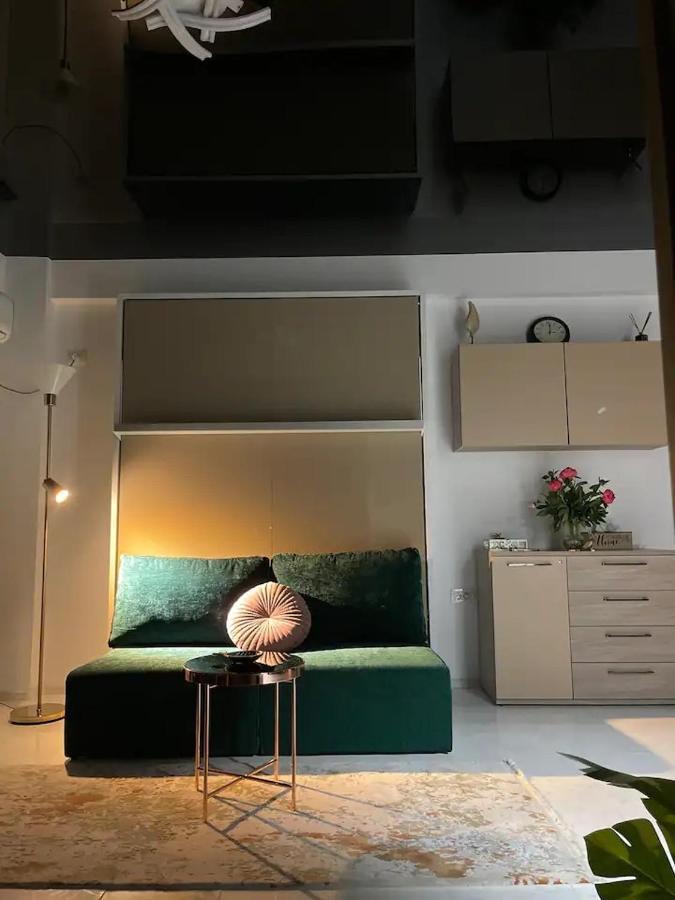 Peacock Studio Navodari Luaran gambar